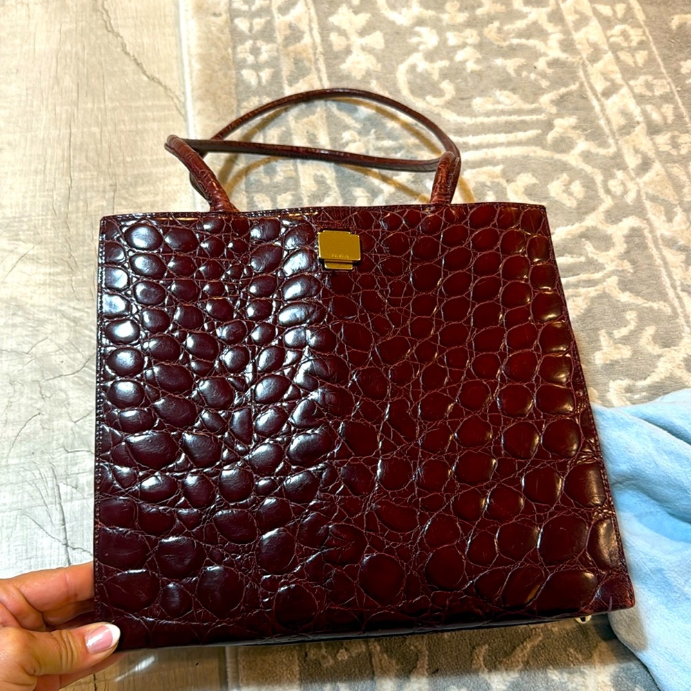 Furla Bordeaux alligator leather tote
Long strap
Clean cleats
Amazing condition